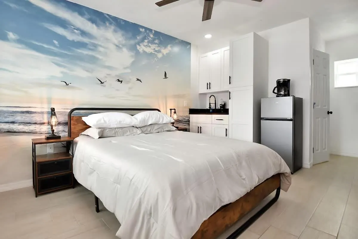Modern Queen Suite #2 - Steps To Daytona Beach